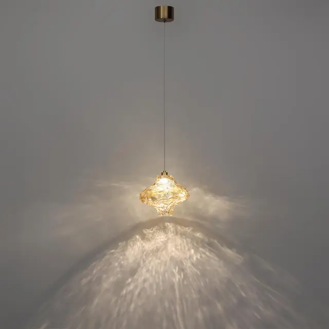 Подвесной светильник Odeon Light из матовой бронзы с рельефным янтарным стеклянным плафоном в стиле Модерн, ракурс 4