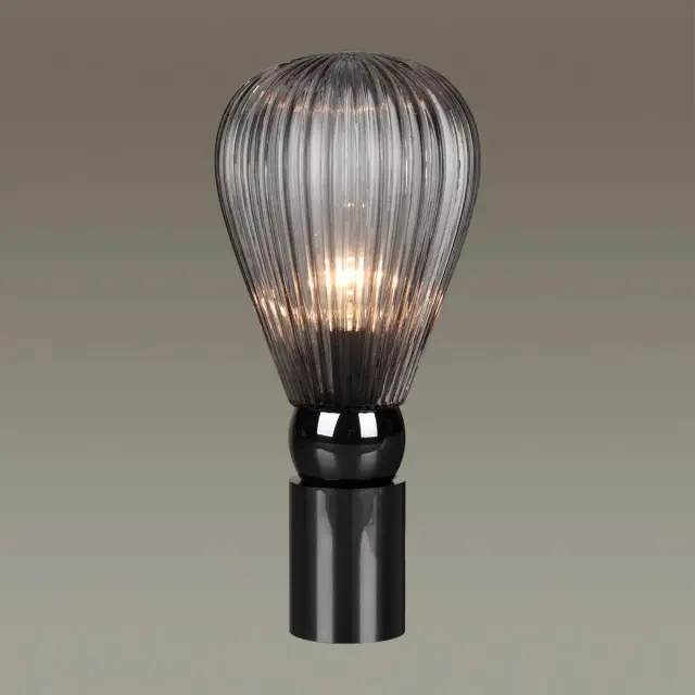 Настольная лампа Odeon Light Модерн с плафоном из тонированного глянцевого стекла на хромированном основании, ракурс 4