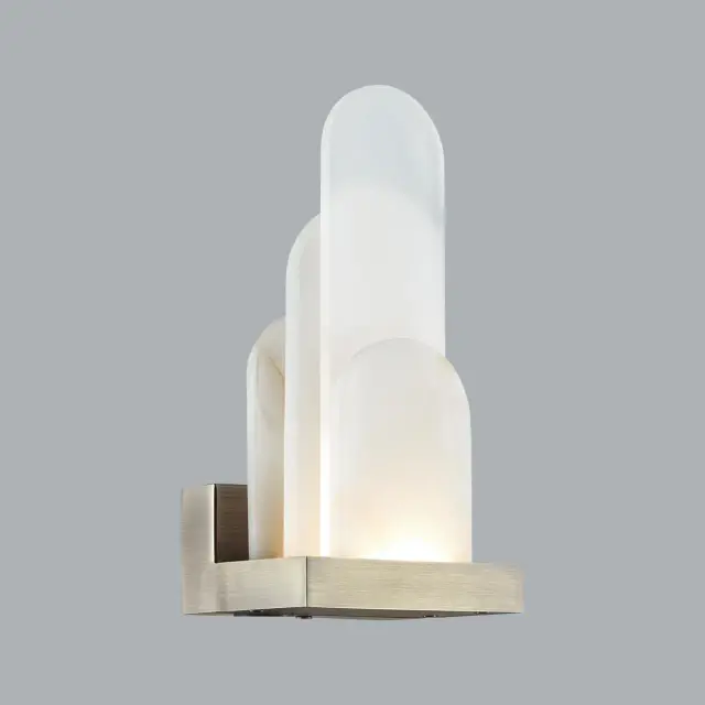 Накладное бра Odeon Light FOROS с вертикальным матовым акриловым плафоном, корпус из матовой бронзы, ракурс 4