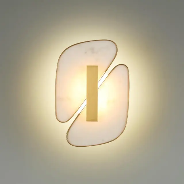 Накладное бра Odeon Light в стиле модерн с асимметричным силуэтом, белый мрамор и золотая металлическая основа, ракурс 3