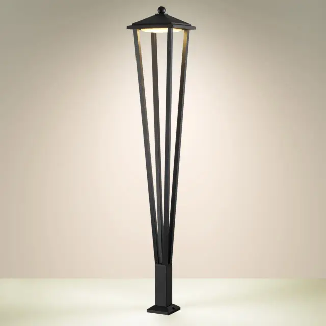 Наземный уличный светильник минимализма Odeon Light из матового черного металла, высокий силуэт с вертикальными линиями, ракурс 2