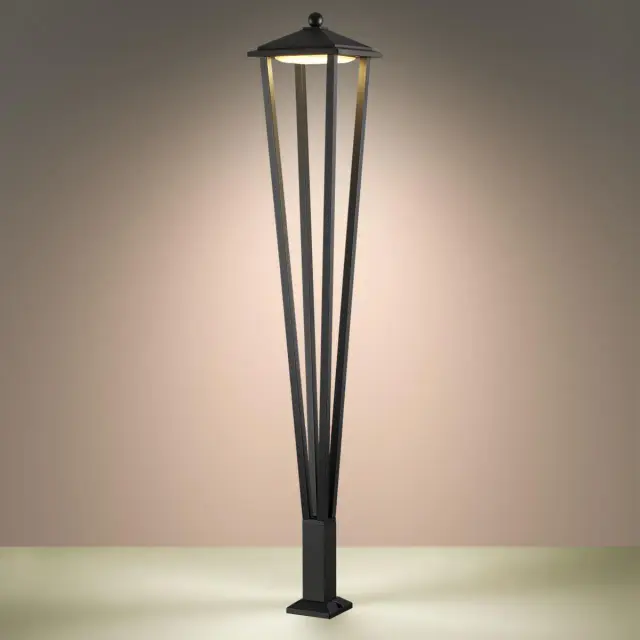 Наземный уличный светильник минимализма Odeon Light из матового черного металла, высокий силуэт с вертикальными линиями, ракурс 3