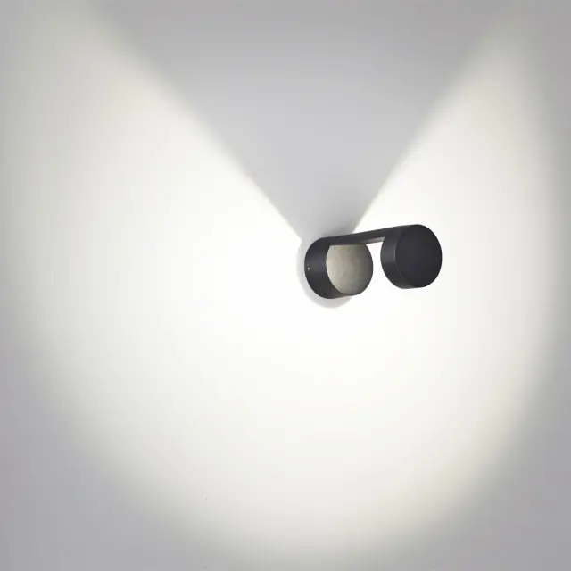 Настенный уличный светильник Odeon Light, два круглых матовых черных металлических плафона, минималистичный дизайн, ракурс 2