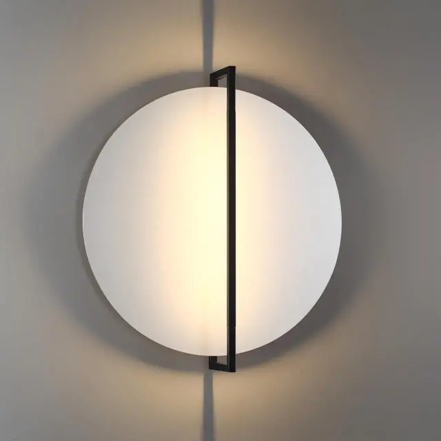 Накладное бра минимализма Odeon Light, белый рельефный акрил плафон и матовый черный металлический каркас, ракурс 4