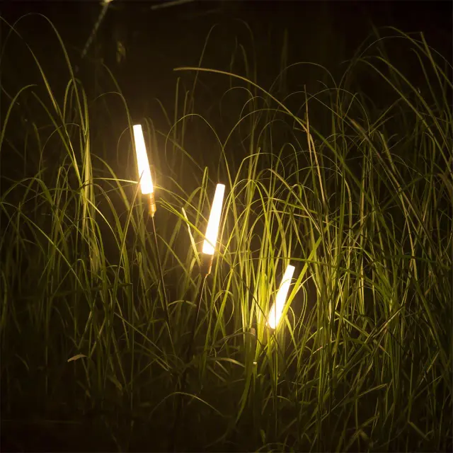 Наземный уличный светильник минимализма Odeon Light с вертикальным силуэтом и белым акриловым плафоном, ракурс 5