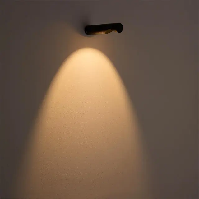 Настенный уличный светильник Odeon Light из матового черного металла, минималистичный дизайн с направленным лучом света, ракурс 4