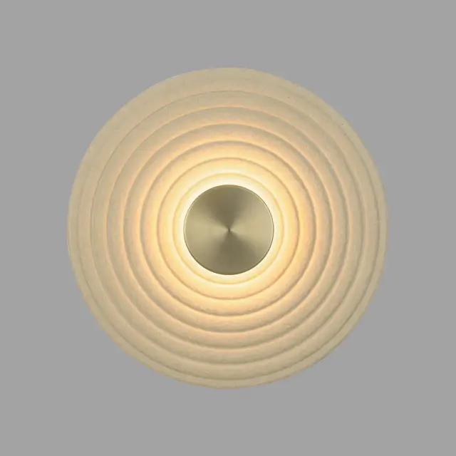 Круглое накладное бра Odeon Light FELT серого цвета из фетра с бронзовым центральным элементом и рельефным декором, ракурс 3