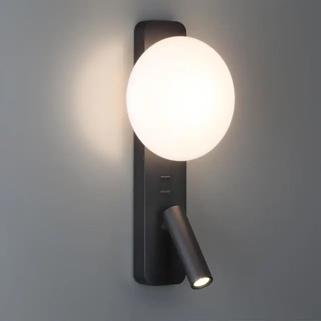 Бра Odeon Light черного цвета со сферическим матовым акриловым плафоном и регулируемым спотом, ракурс 5