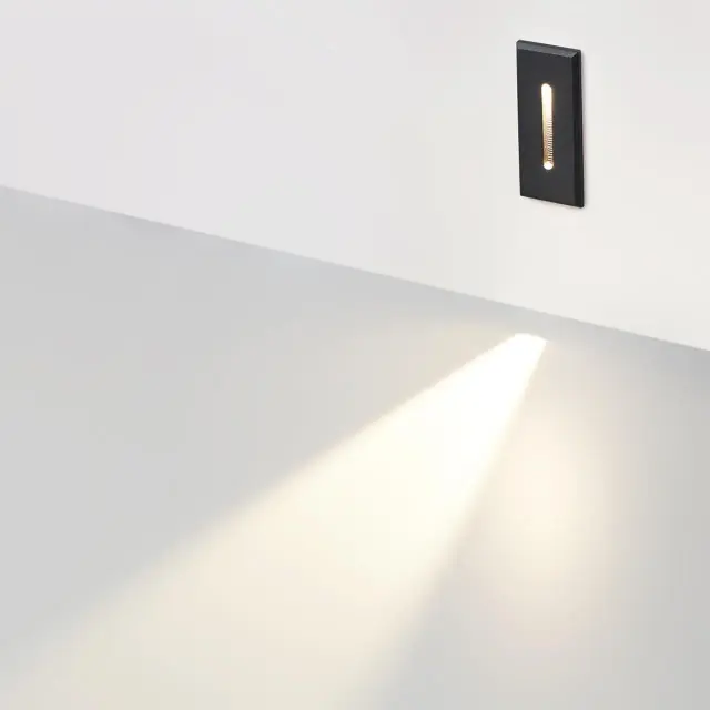 Встраиваемый светильник Odeon Light матовый черный металлический корпус строгой геометрической формы, ракурс 2