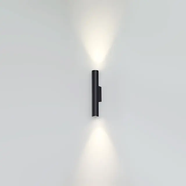 Настенный уличный светильник Odeon Light матовый черный, строгий вертикальный силуэт из матового металла, ракурс 2