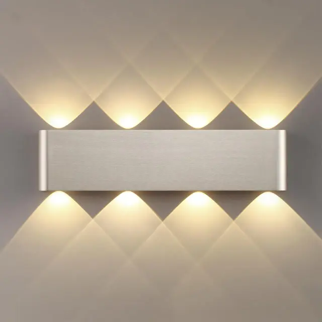 Накладное бра Odeon Light в матовом никеле, геометрический дизайн с направленными лучами света