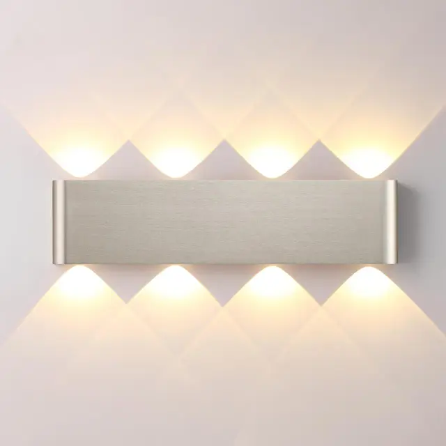 Накладное бра Odeon Light в матовом никеле, геометрический дизайн с направленными лучами света, ракурс 2