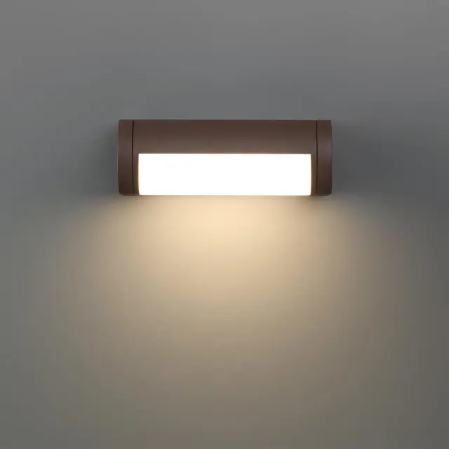 Настенный уличный светильник Odeon Light, матовый коричневый металл, строгий линейный профиль, ракурс 5