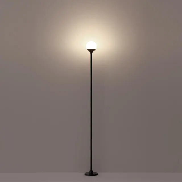 Наземный уличный светильник Odeon Light с белым матовым акриловым плафоном на черном металлическом основании, ракурс 4