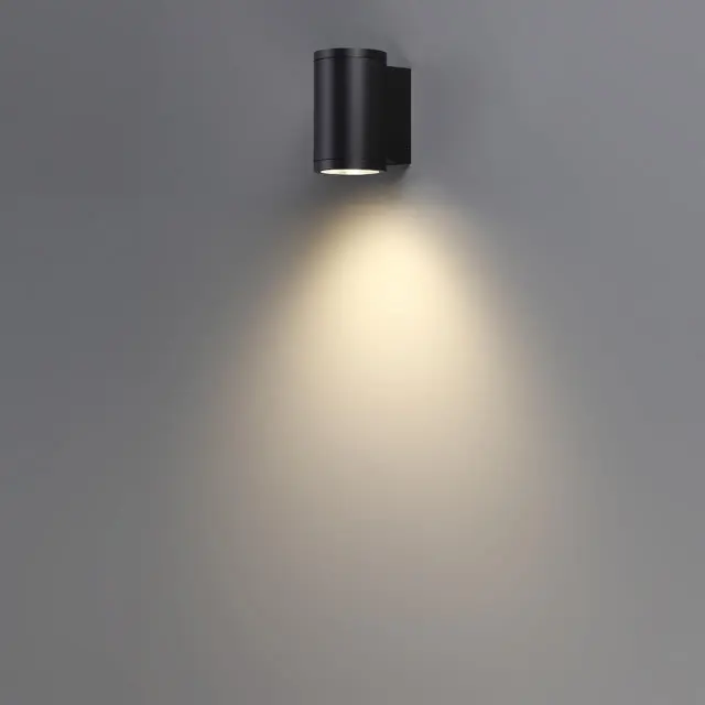 Настенный уличный светильник Odeon Light матовый черный цилиндрической формы из металла, ракурс 4
